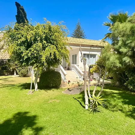 Casa Lilo, En Jardin Grande, Con Gran Piscina Y Barbacoa