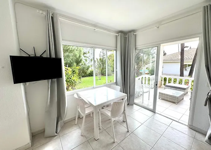 Casa Lilo, En Jardin Grande, Con Gran Piscina Y Barbacoa