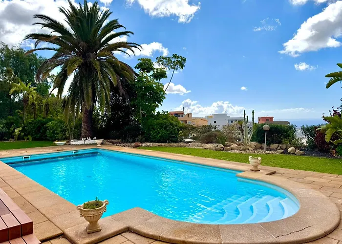 Casa Lilo, En Jardin Grande, Con Gran Piscina Y Barbacoa