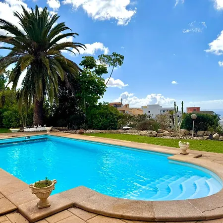 Casa Lilo, En Jardin Grande, Con Gran Piscina Y Barbacoa