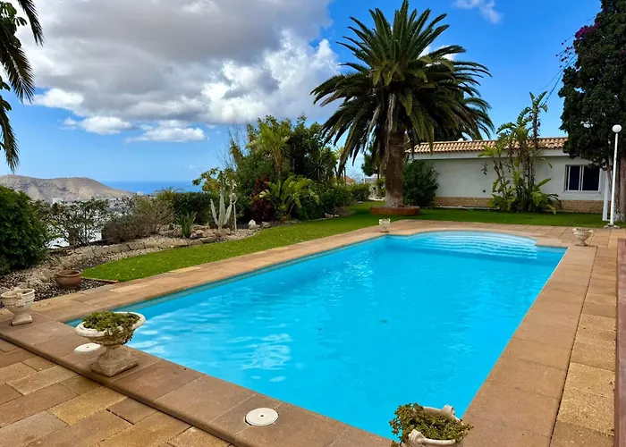 Casa Lilo, En Jardin Grande, Con Gran Piscina Y Barbacoa